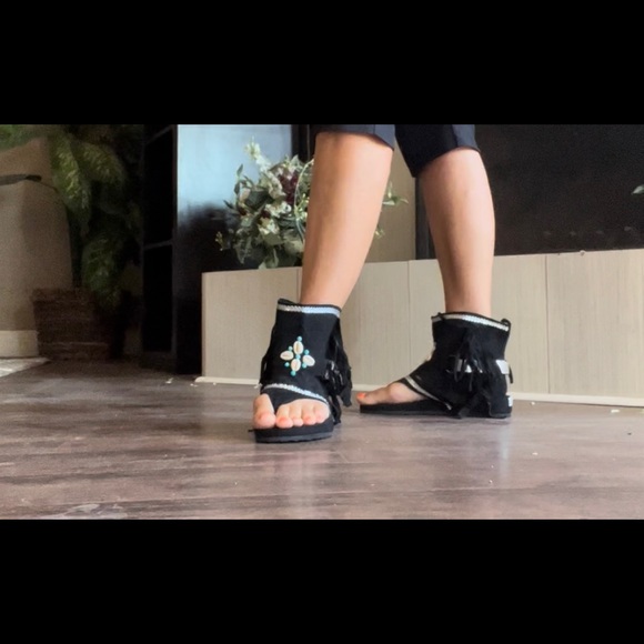 Brand new, never worn gladiator style sandals. Rare! Gorgeous, sueded. Size 6.5 - Picture 6 of 13